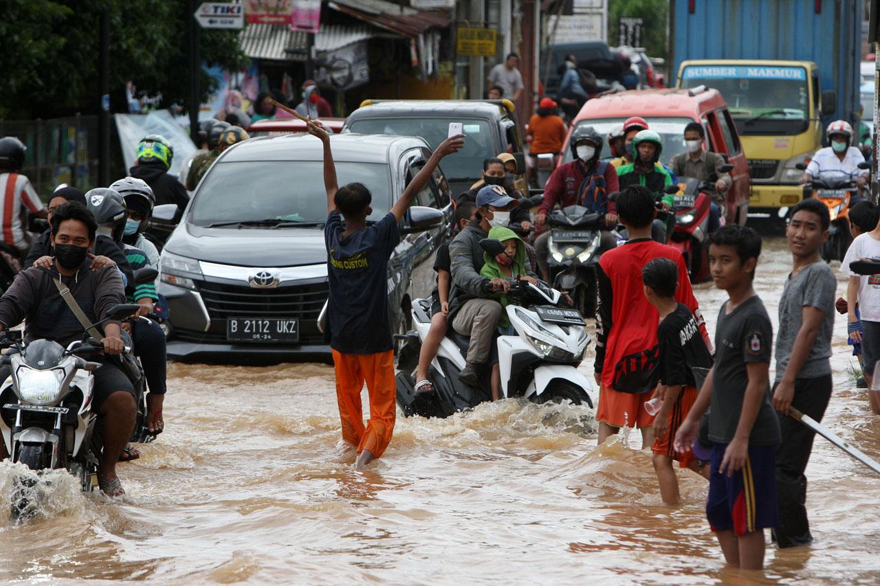 Tanggul Sungai Jebol,...
