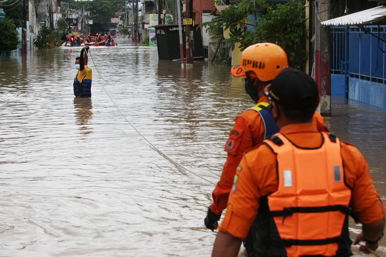 Kali Bekasi Meluap,...