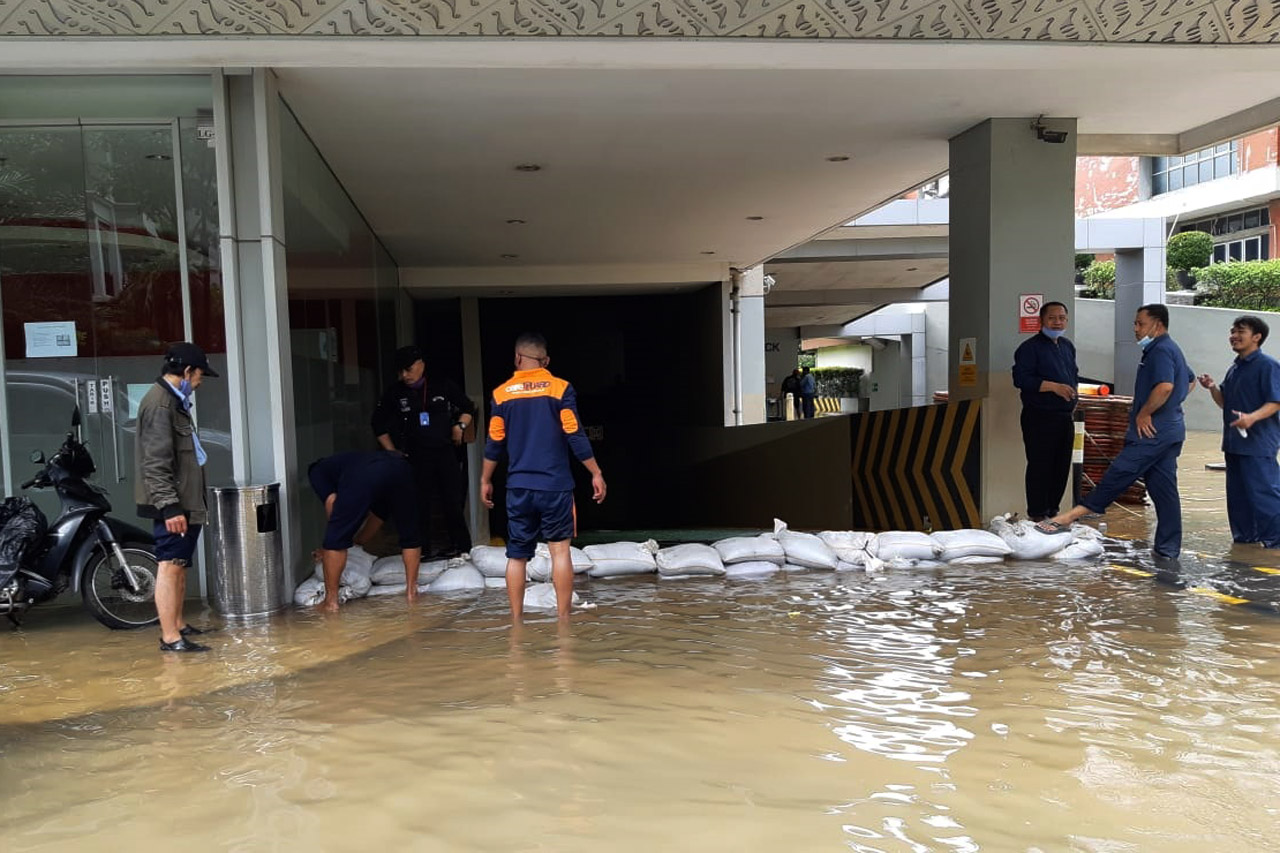 Kemang Banjir, Air Masuk...