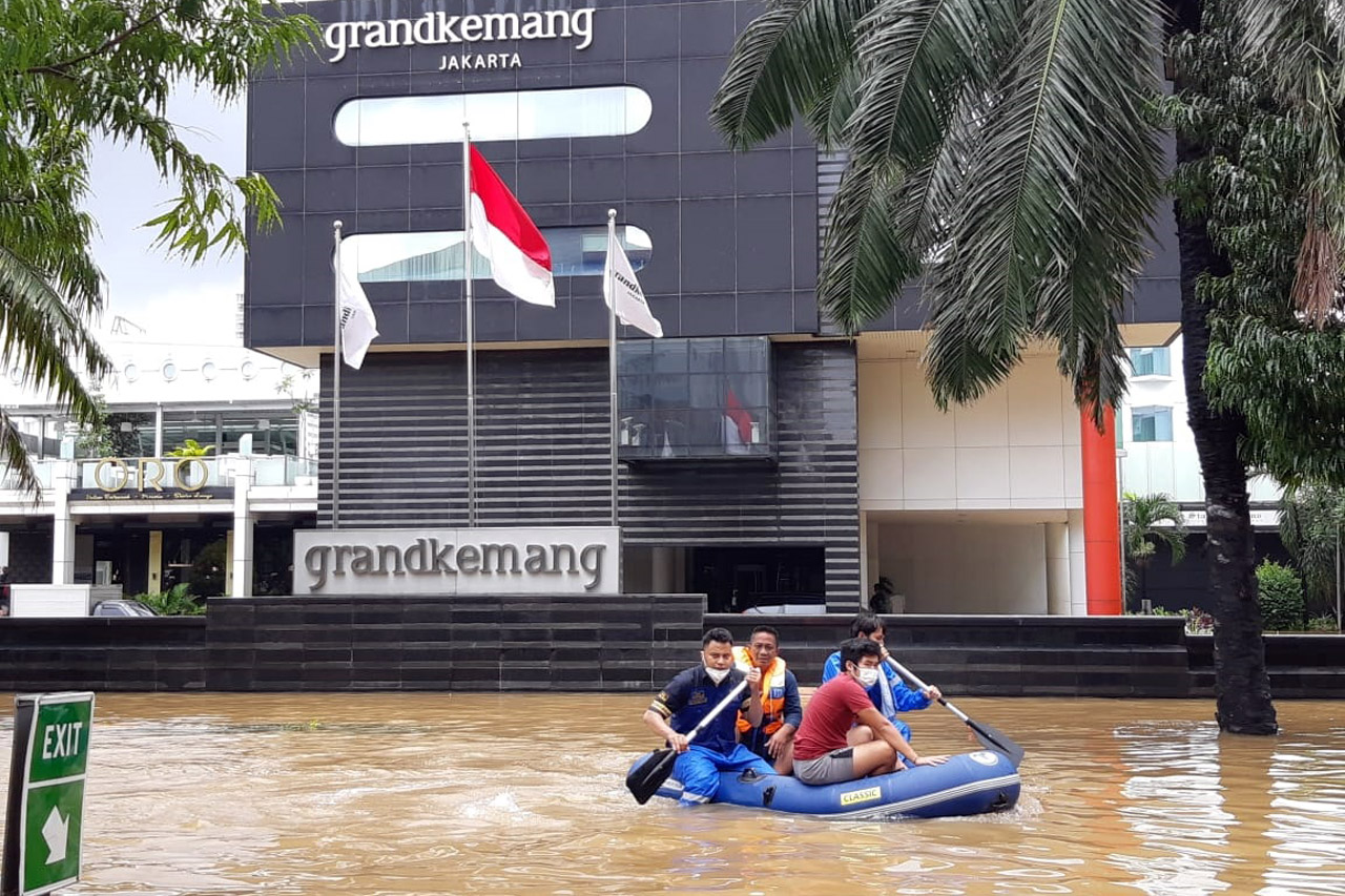 Kemang Banjir, Air Masuk...