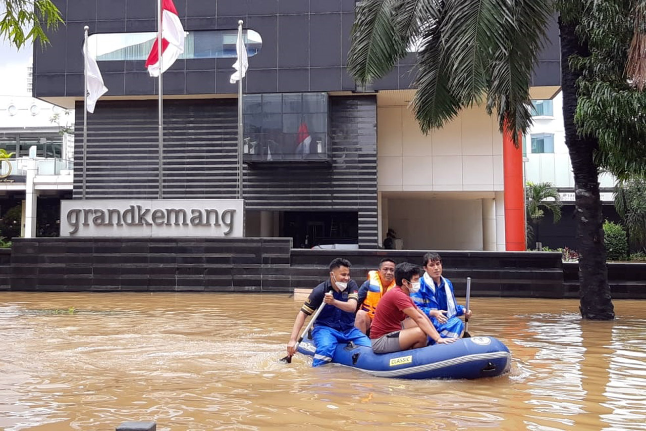 Kemang Banjir, Air Masuk...