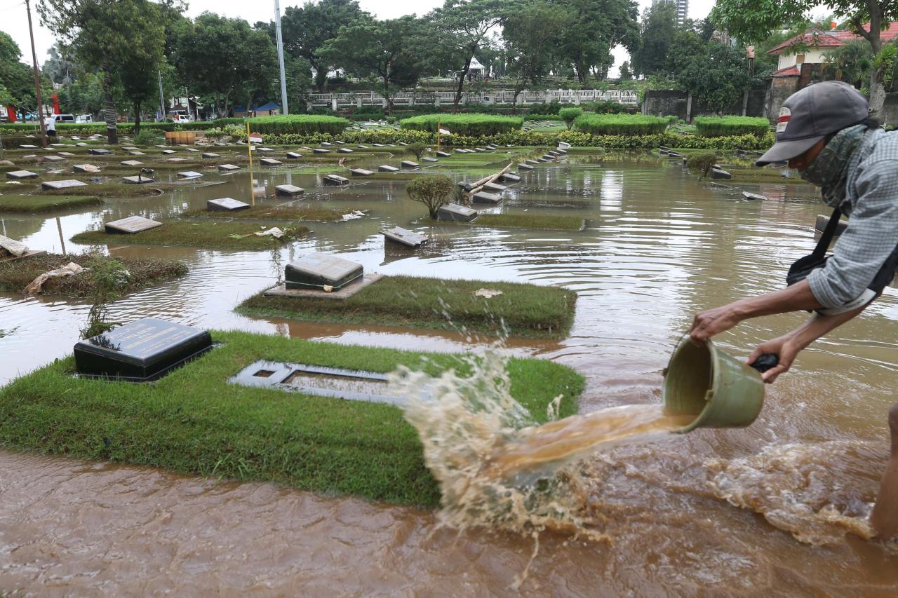 Kali Krukut Meluap,...