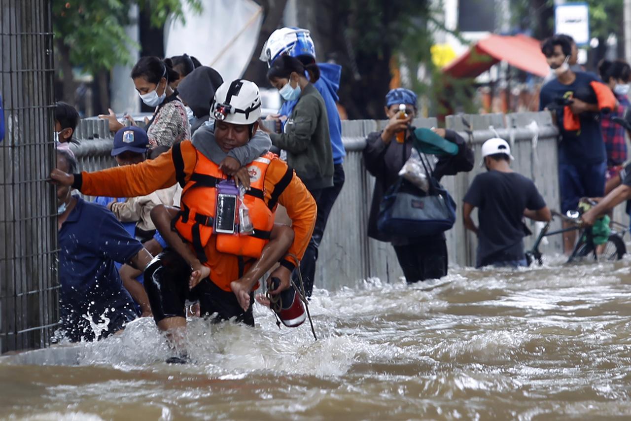 Potret Petugas Menggendong...