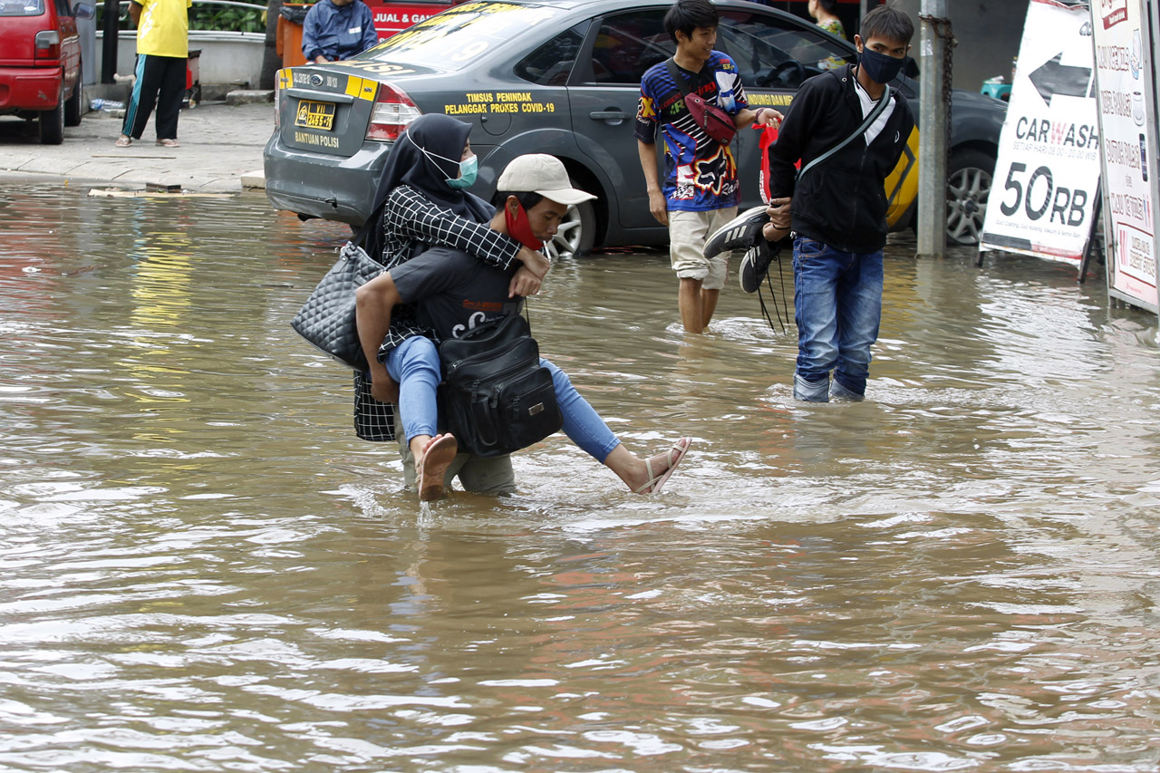 Jalan Tendean Banjir,...