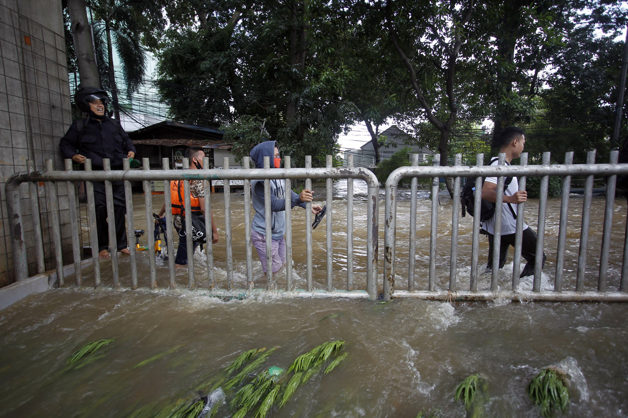 Jalan Tendean Banjir,...