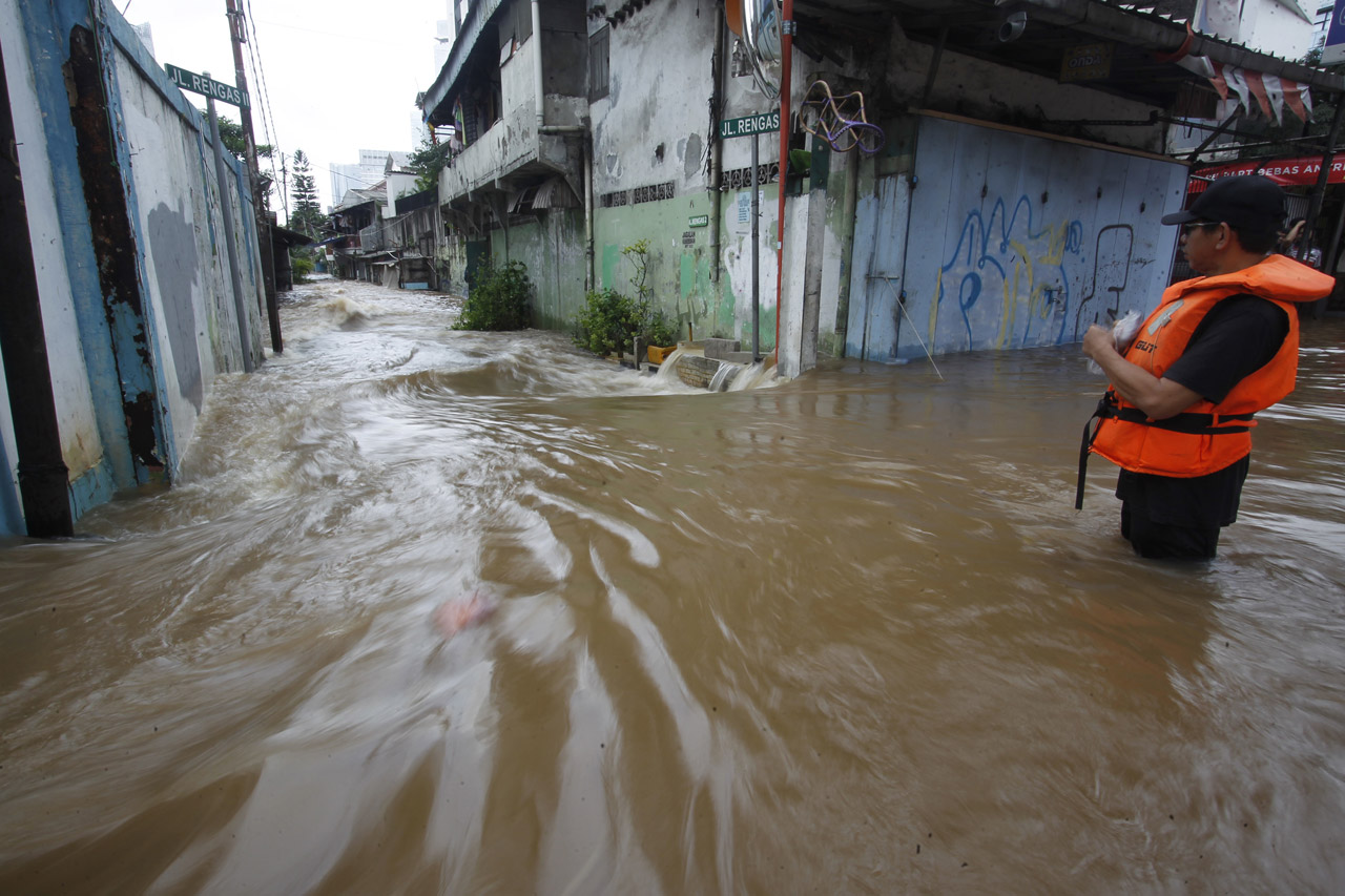 Jalan Tendean Banjir,...
