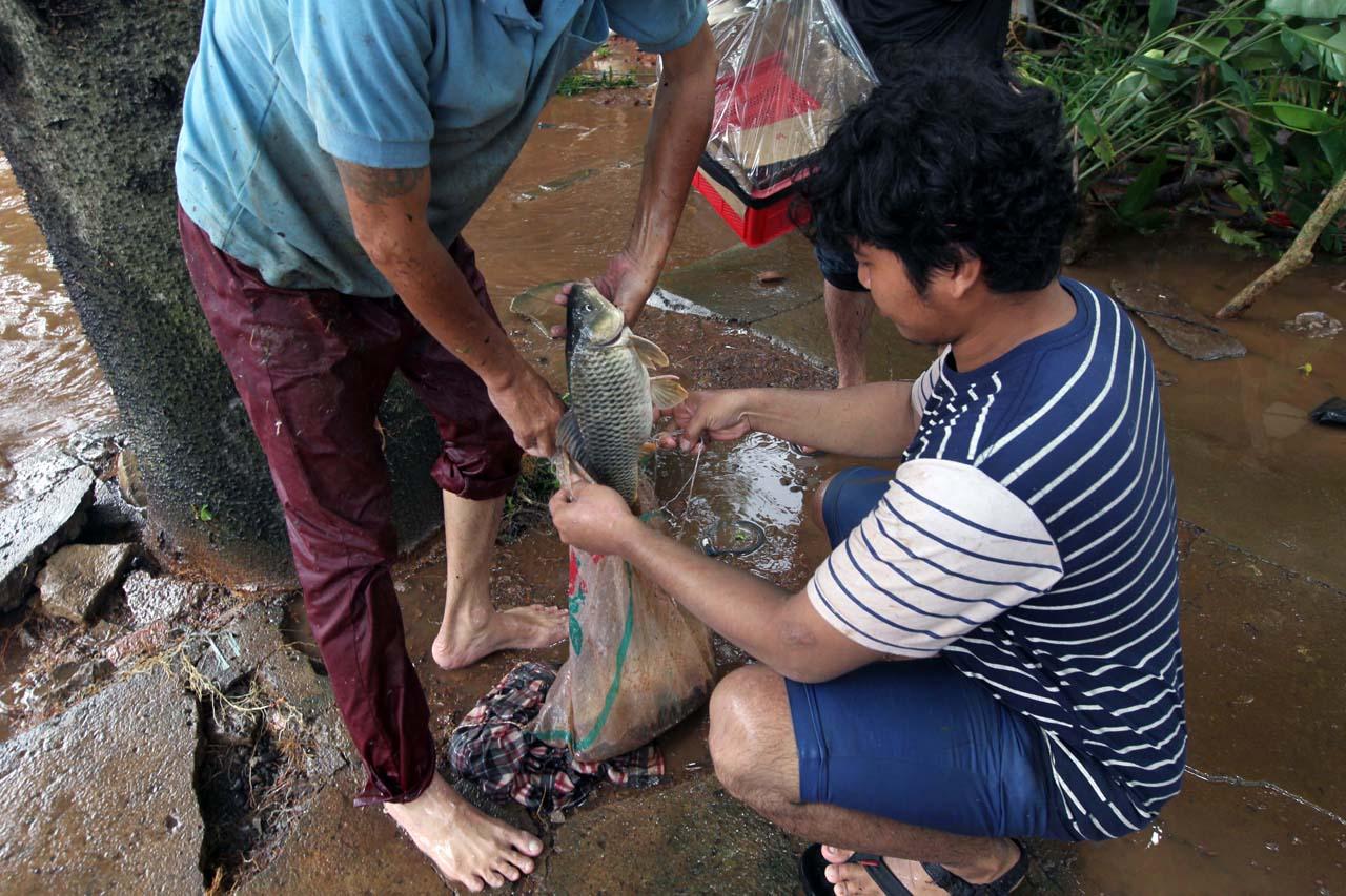 Warga Asik Menjala Ikan...