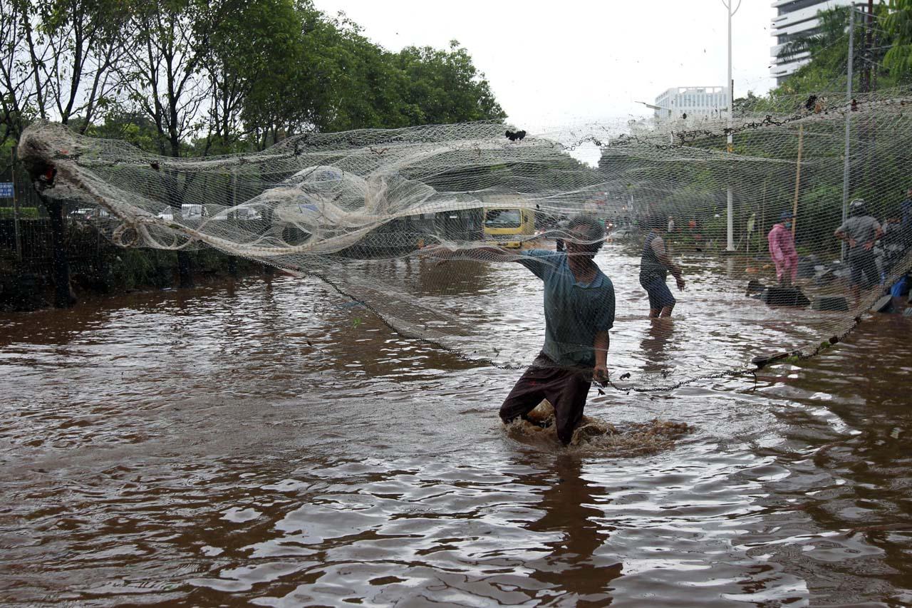 Warga Asik Menjala Ikan...