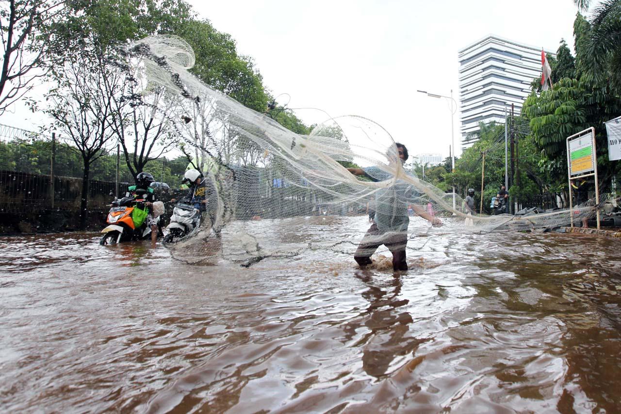 Warga Asik Menjala Ikan...