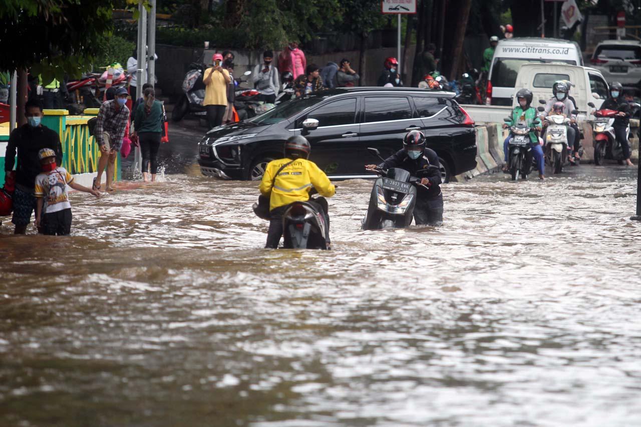 Banjir Genangi Jalan...