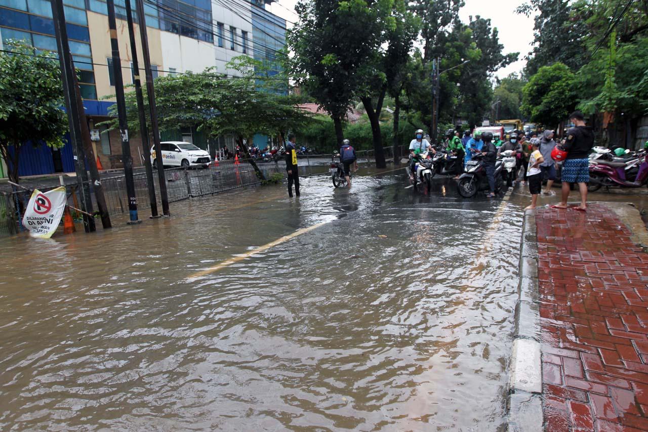 Banjir Genangi Jalan...