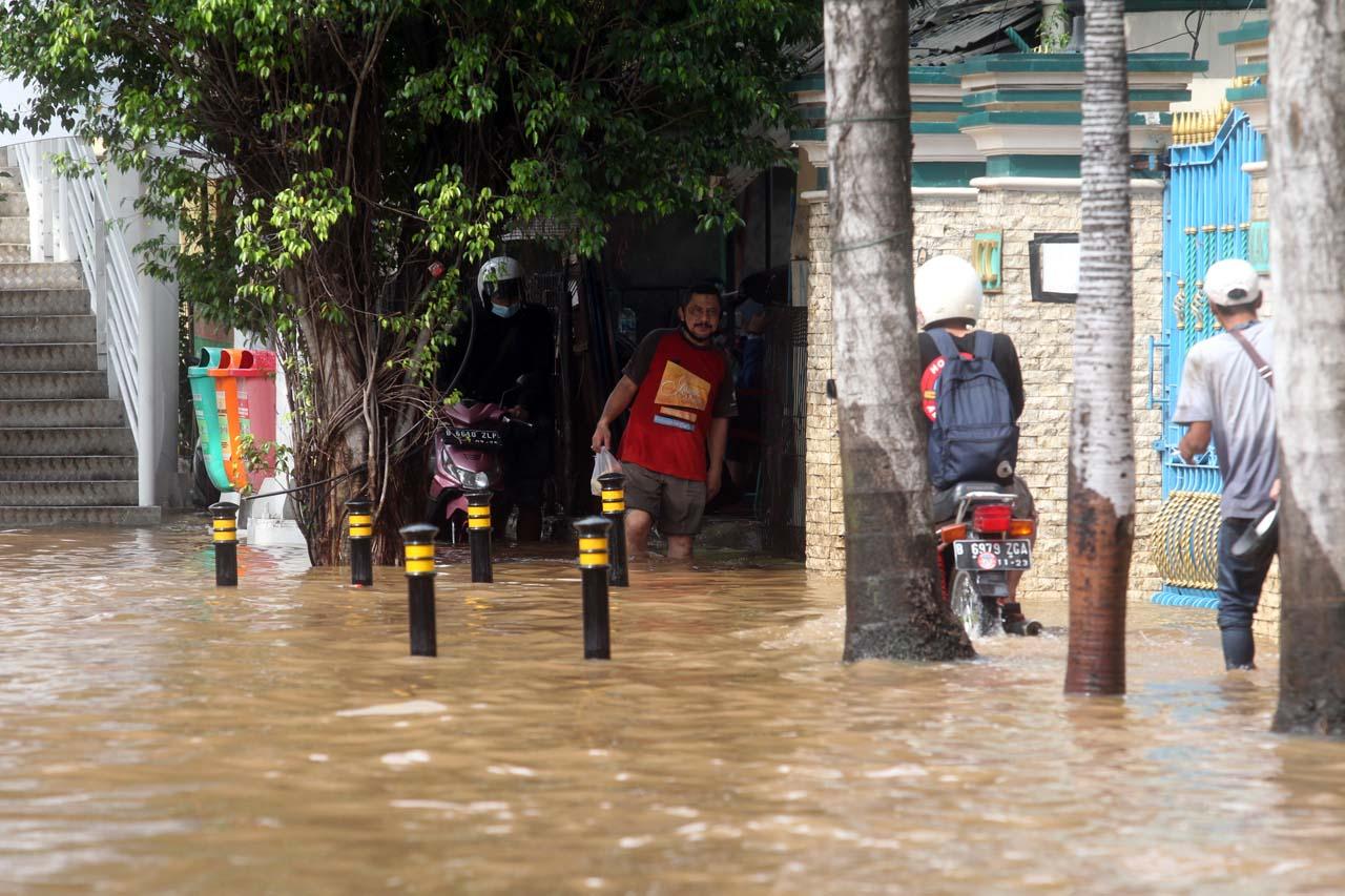 Jalan Warung Jati Barat...