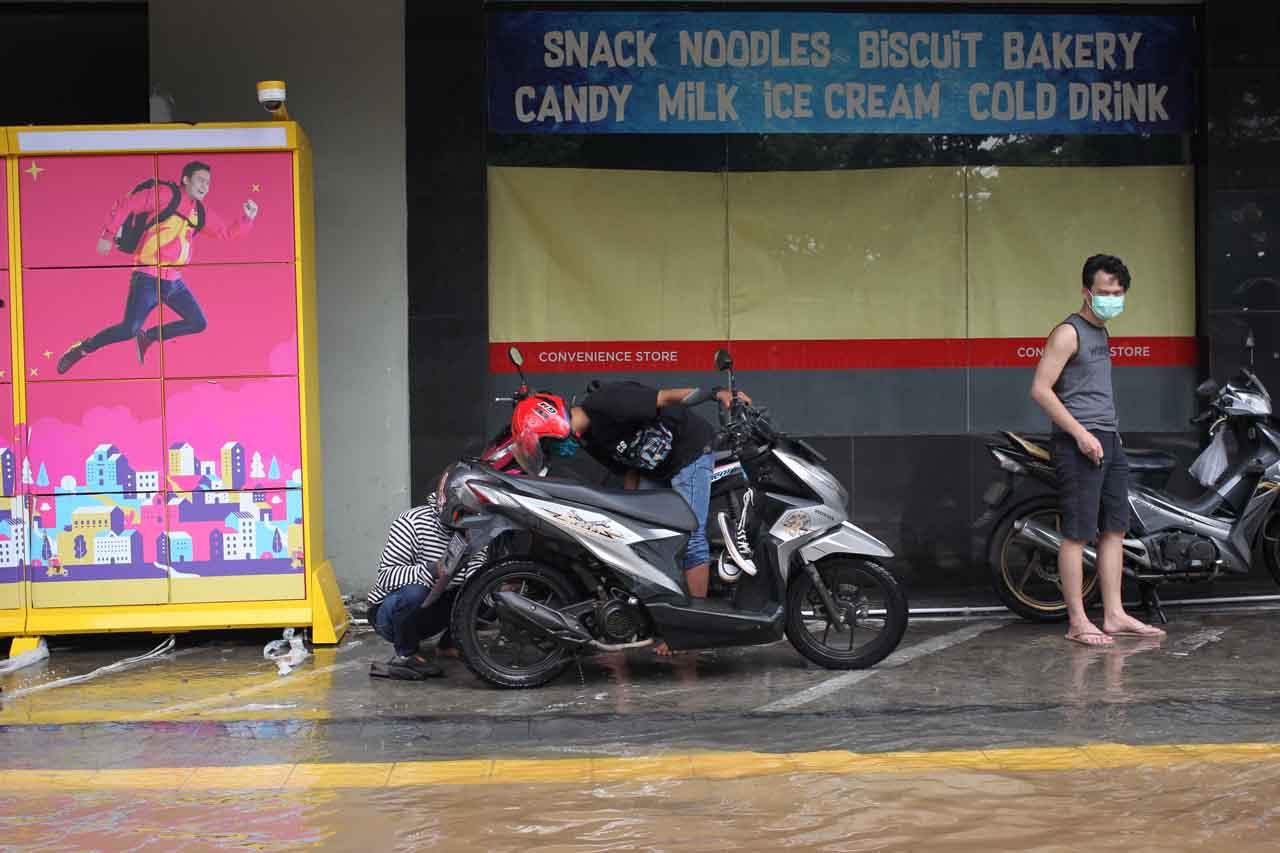 Jalan Warung Jati Barat...