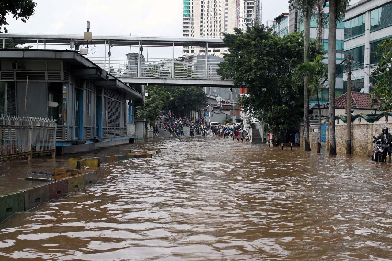 Jalan Warung Jati Barat...