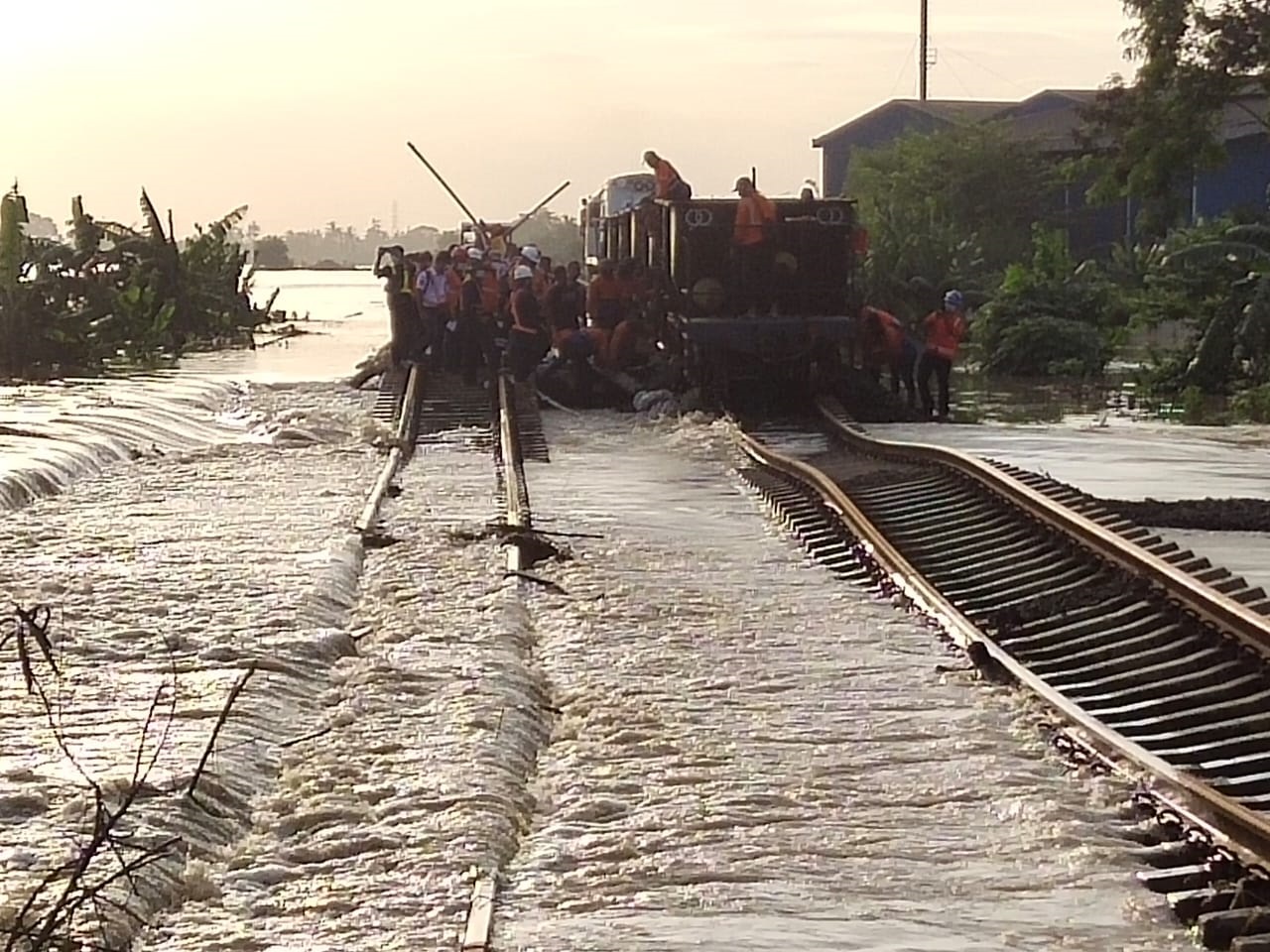 Terdampak Banjir, Hari...