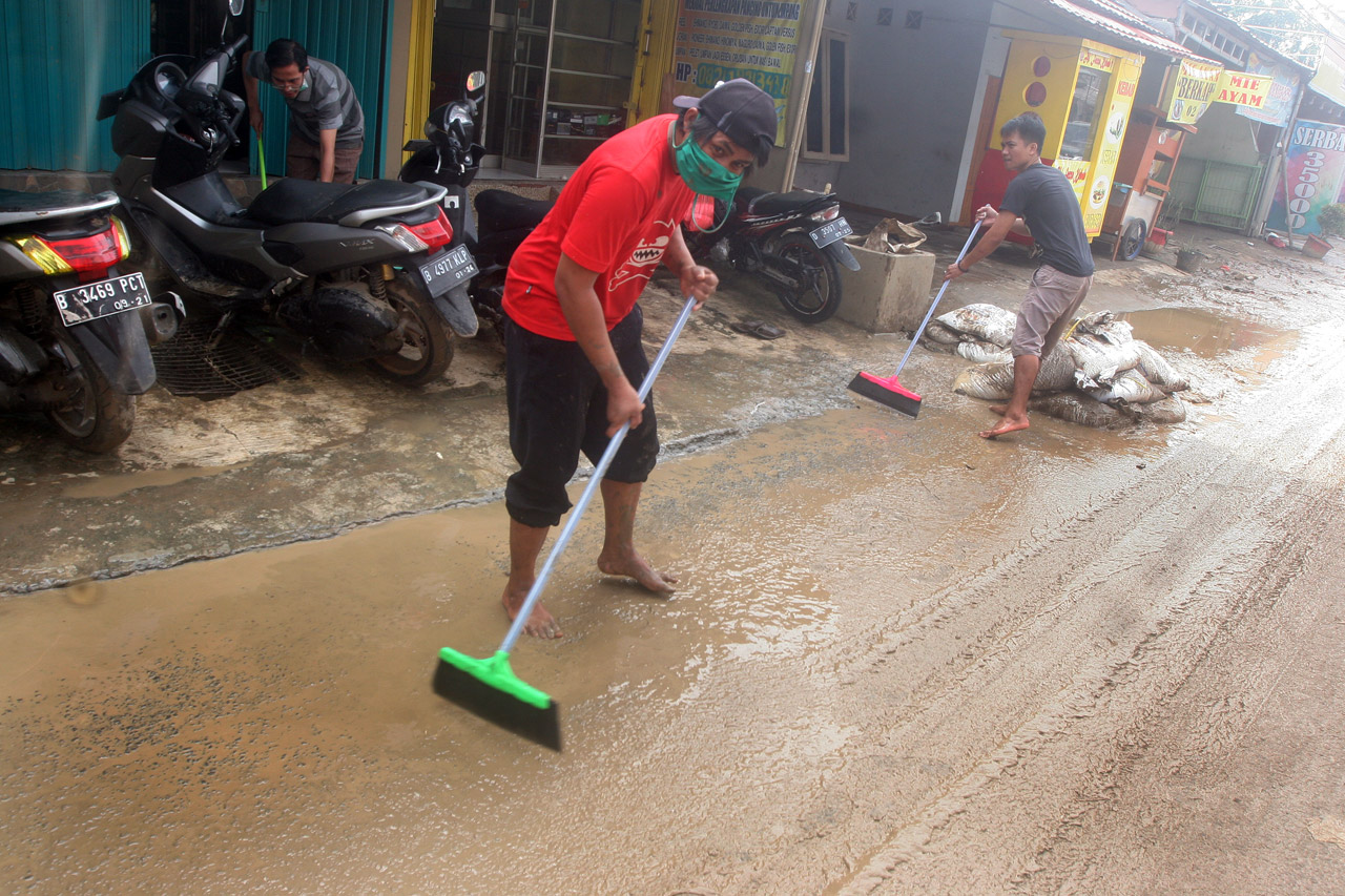 Banjir Surut, Warga...
