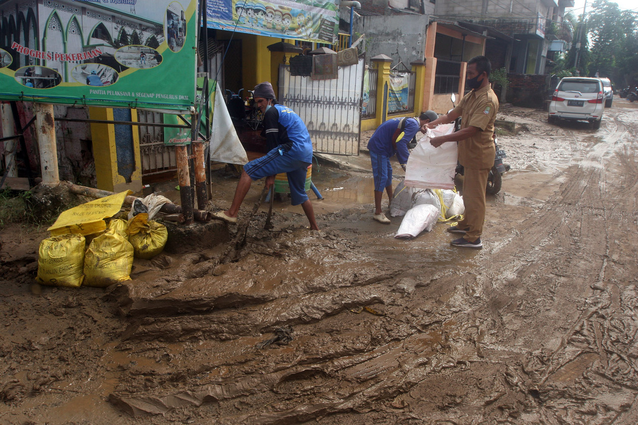 Banjir Surut, Warga...