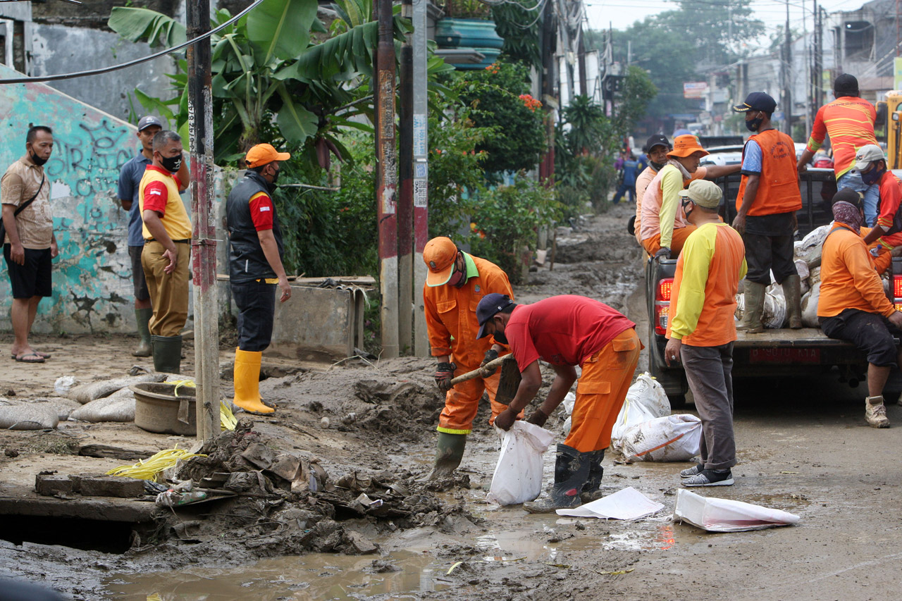 Banjir Surut, Warga...