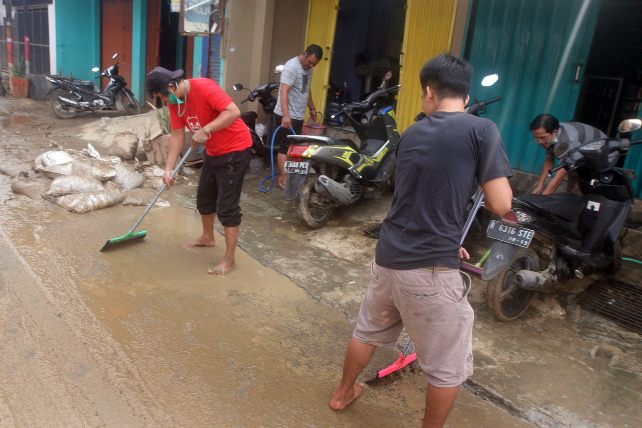 Banjir Surut, Warga...