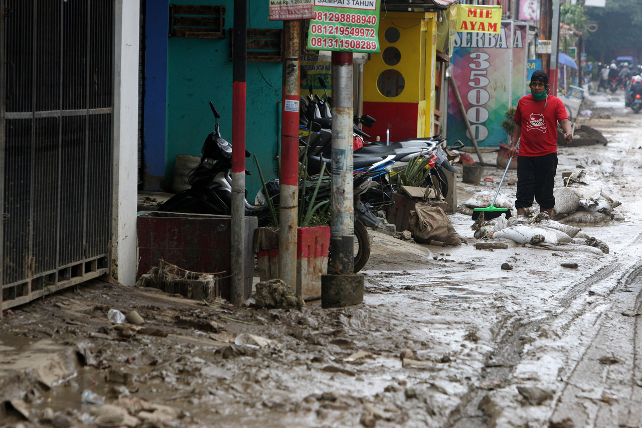 Banjir Surut, Warga...