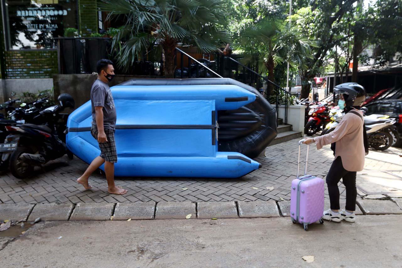 Pasca Banjir Kemang,...
