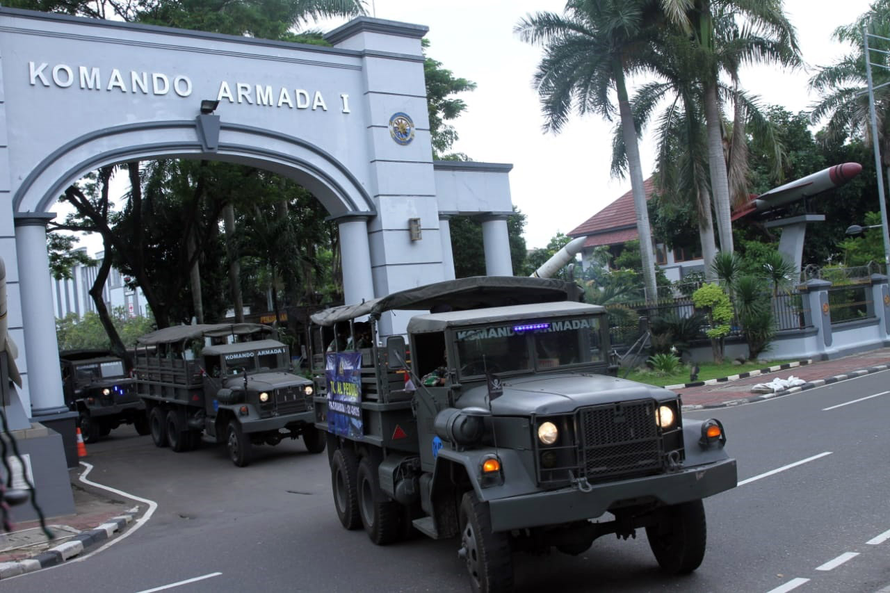 Kerahkan Truk Militer,...