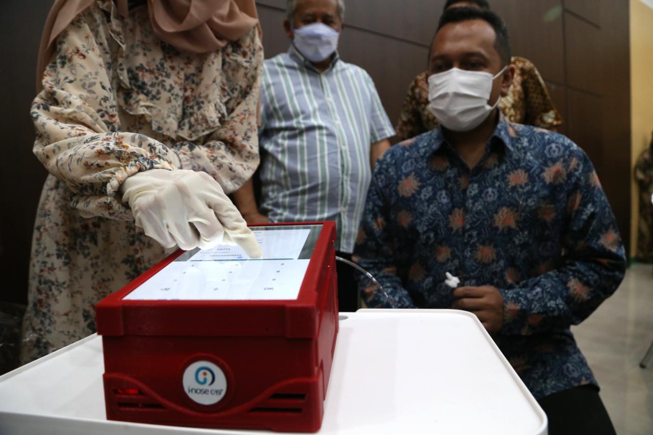 Melalui Bau Keringat...
