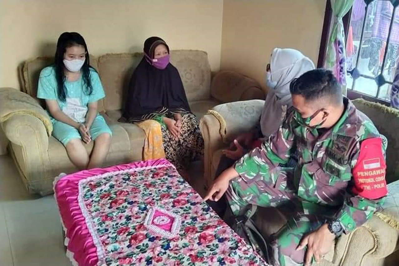 TNI-Polri Dampingi Bidan...