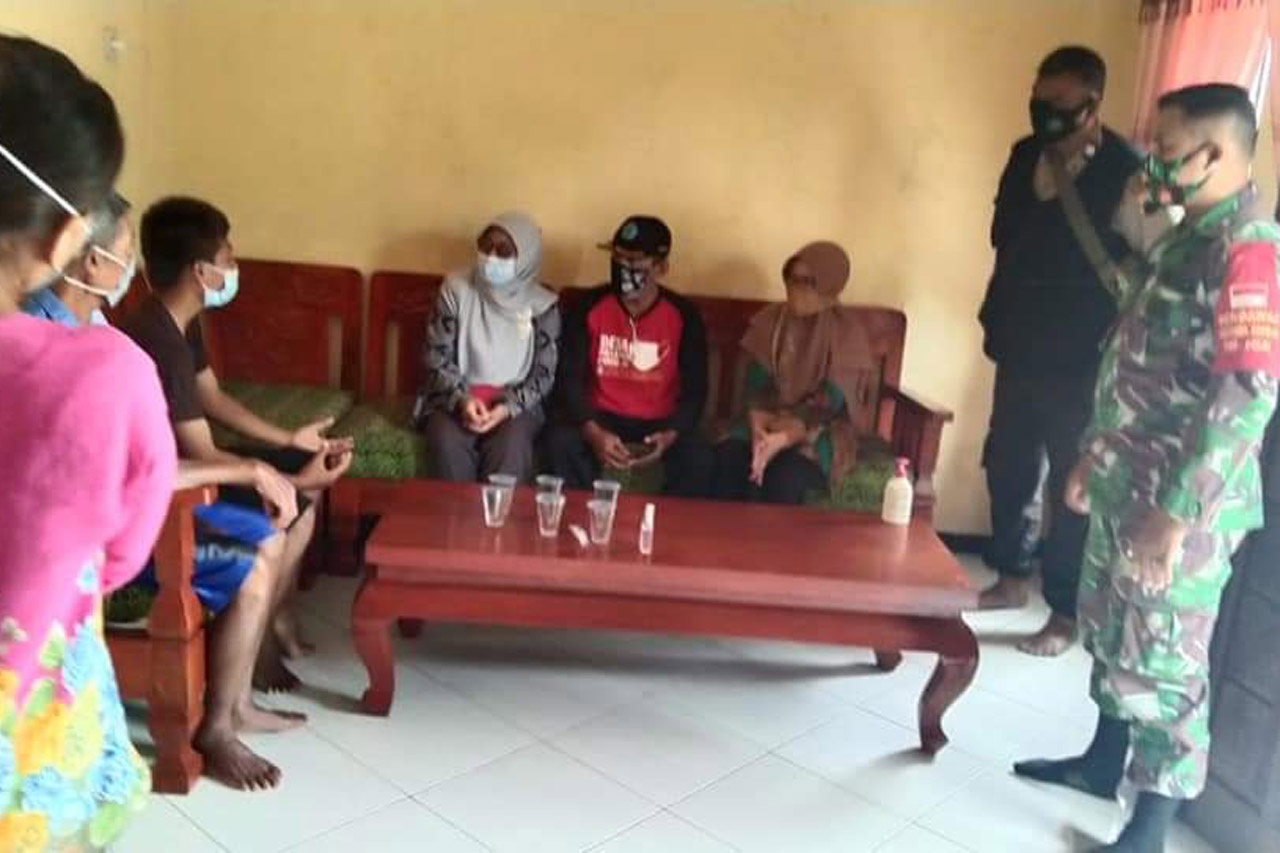 TNI-Polri Dampingi Bidan...