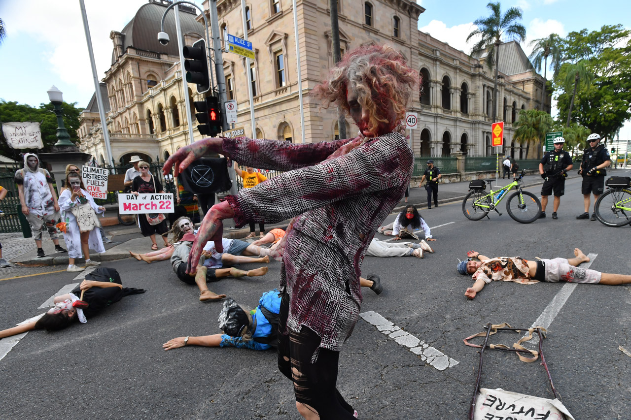 Serem, Puluhan Zombie...