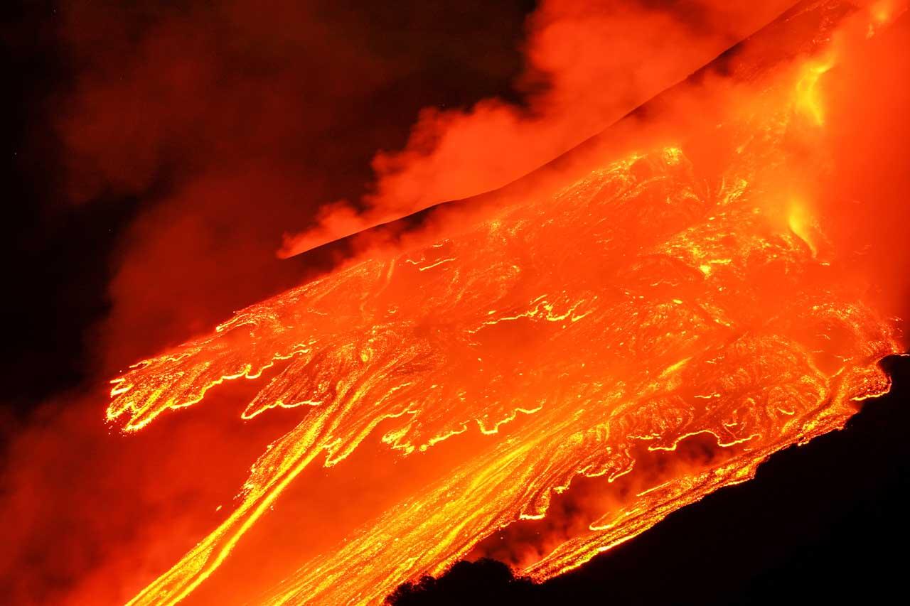 Semburkan Lava Panas...