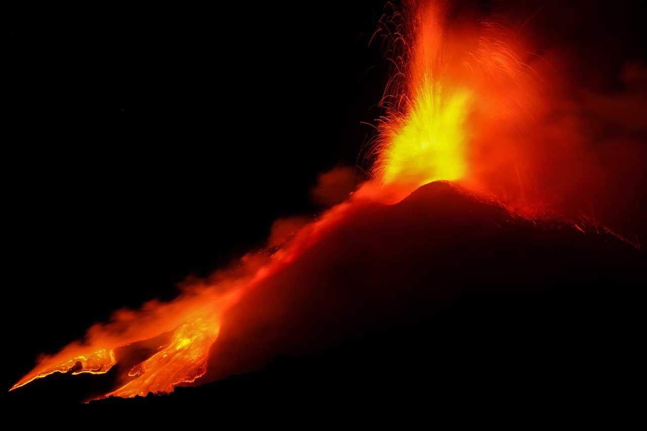 Semburkan Lava Panas...