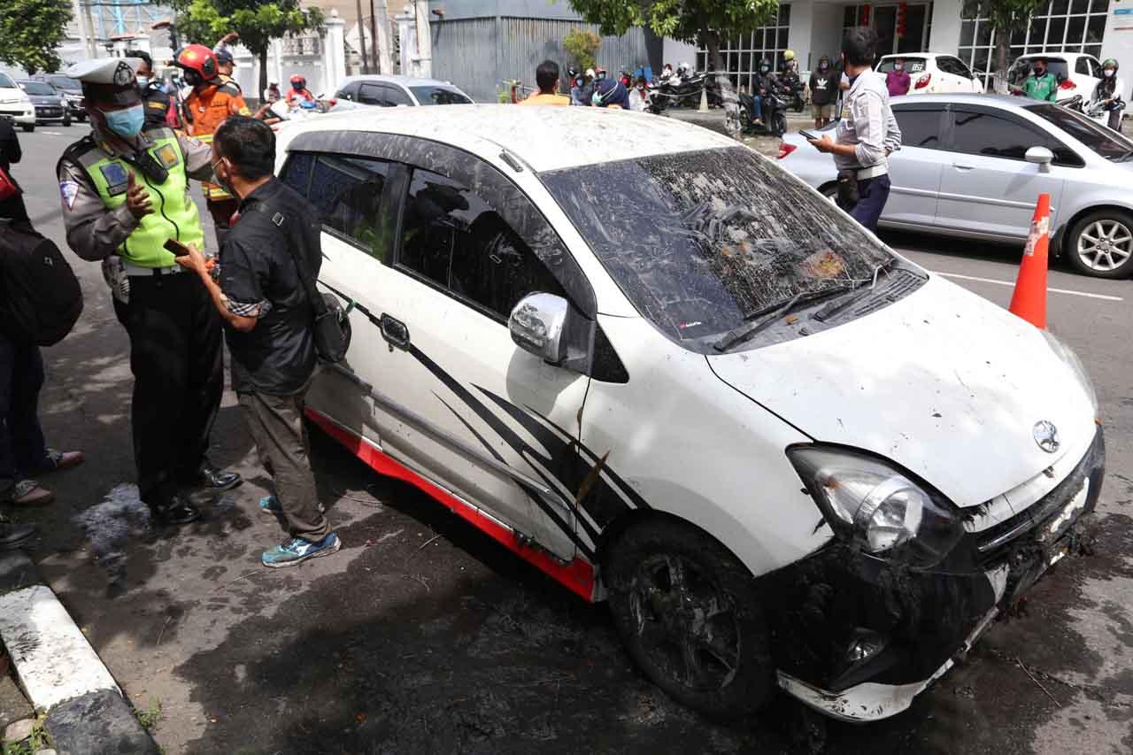 Sopir Nyetir Sambil...