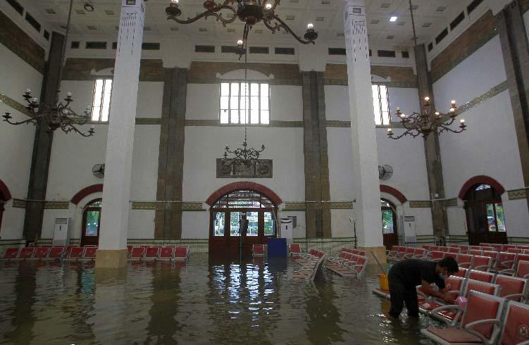 Masih Terendam Banjir,...