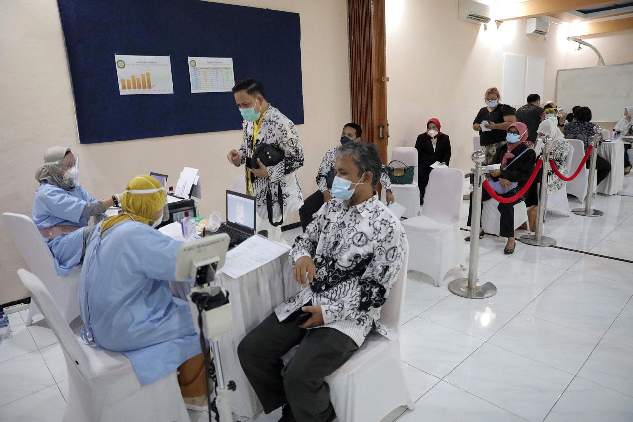 Ratusan Tenaga Pendidikan...