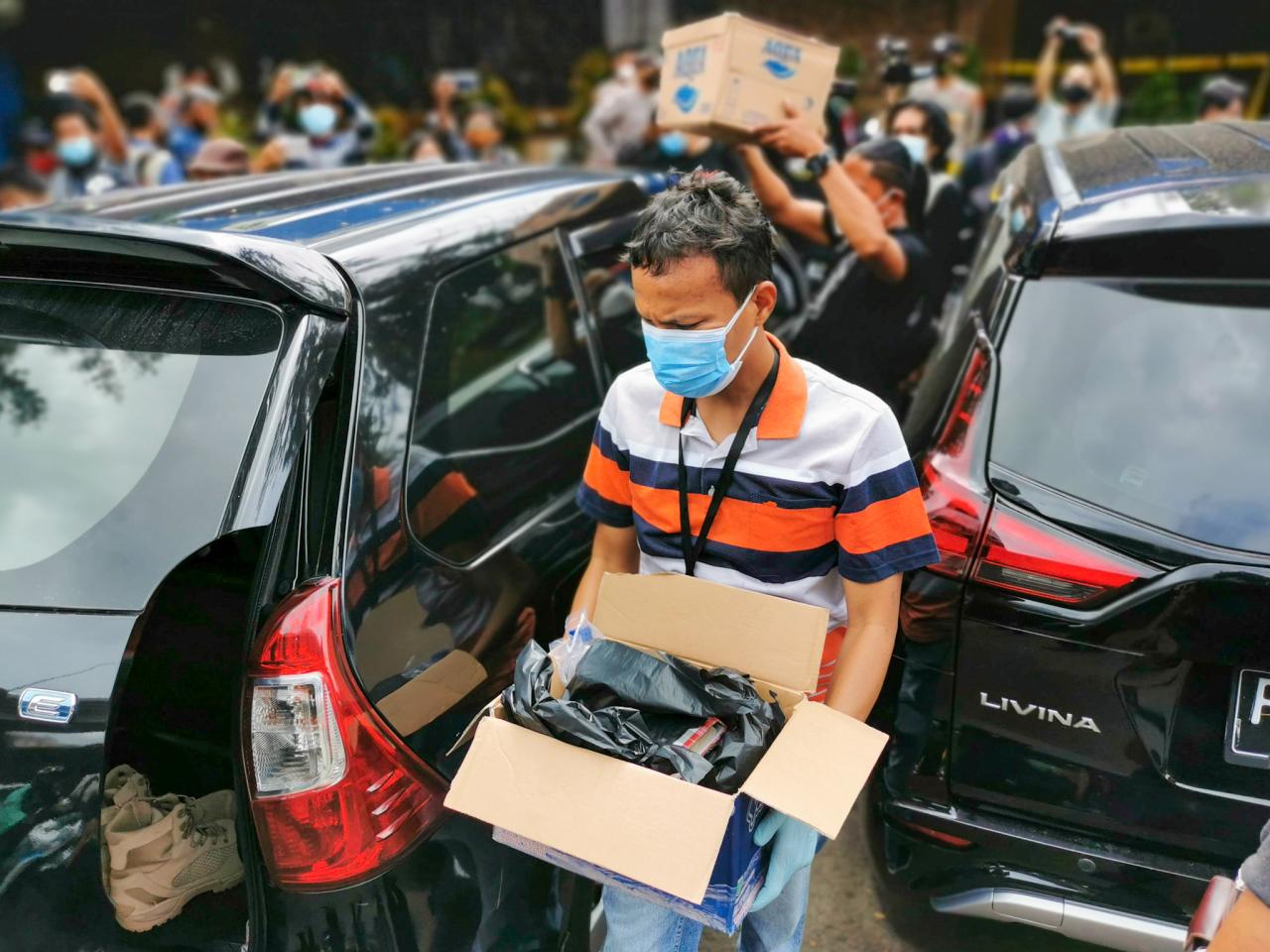 Polisi Bawa Dua Kardus...