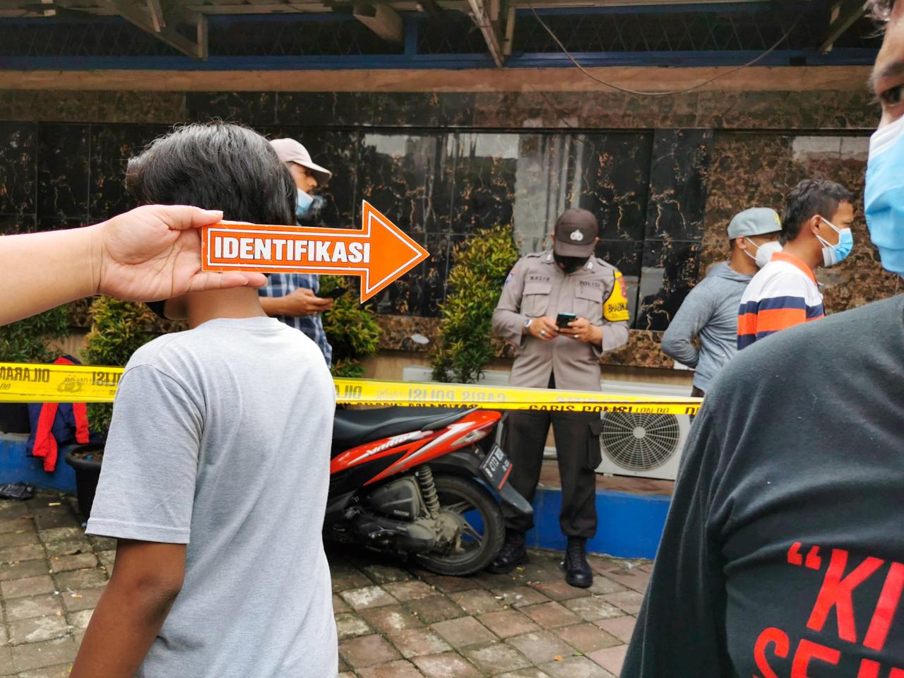 Polisi Bawa Dua Kardus...