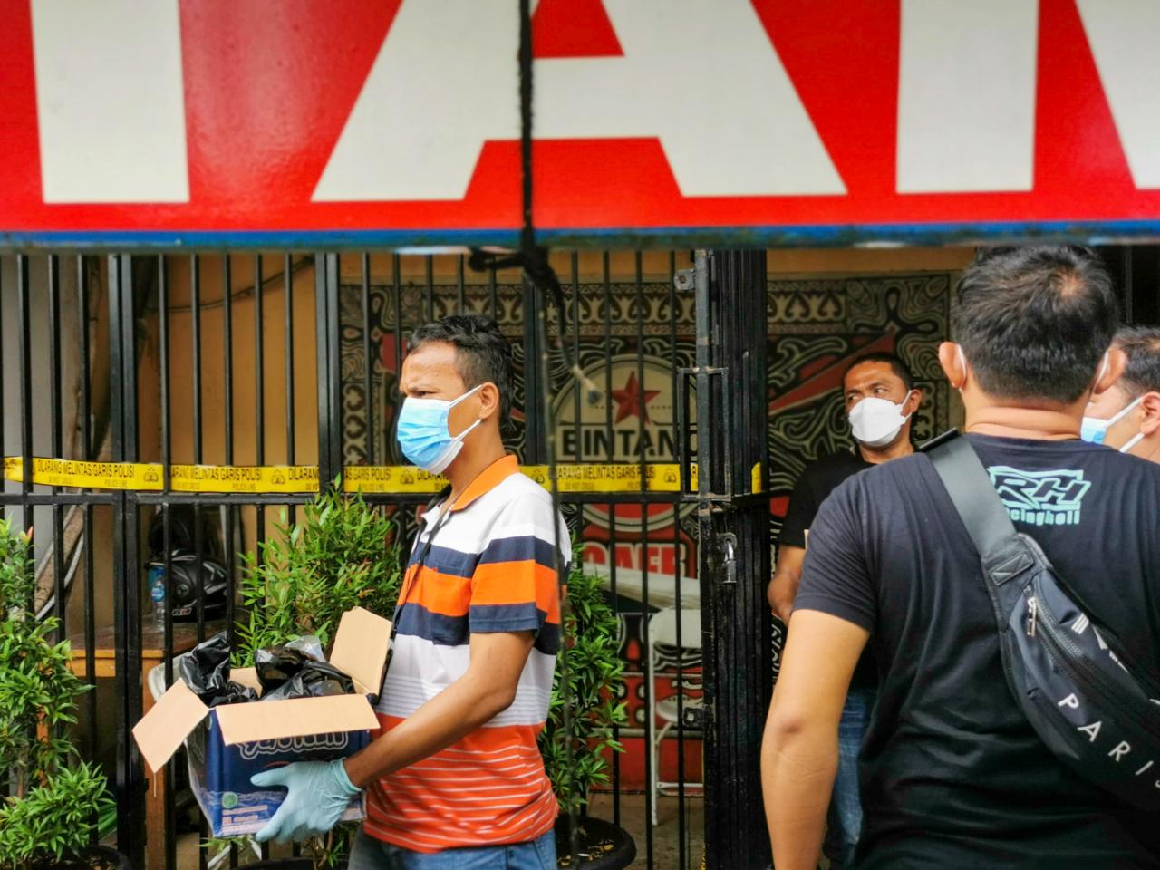 Polisi Bawa Dua Kardus...