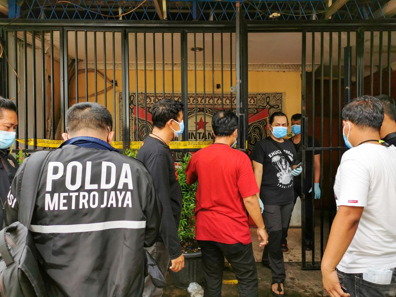 Polisi Bawa Dua Kardus...