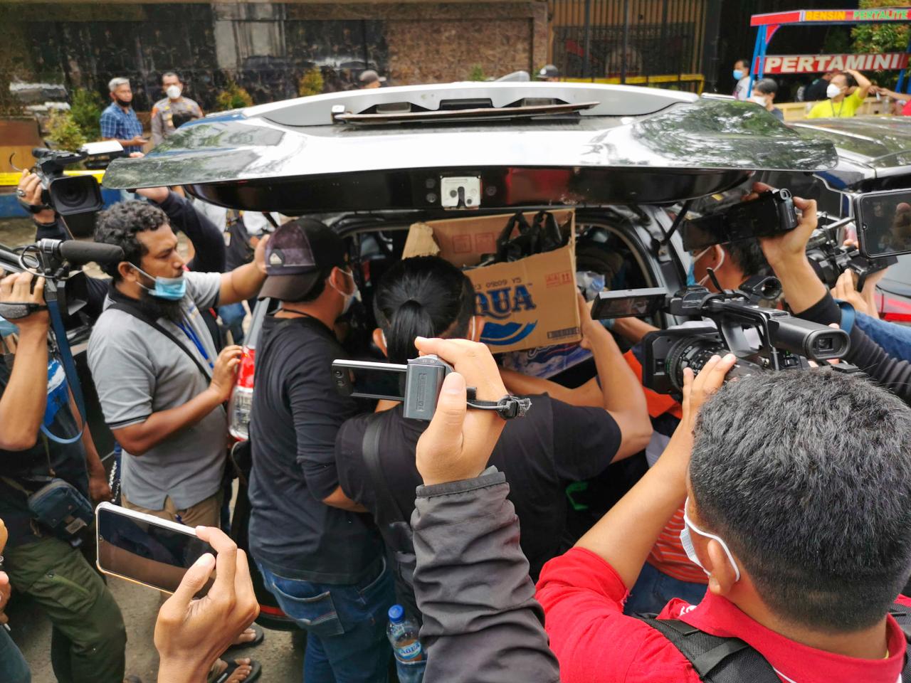 Polisi Bawa Dua Kardus...