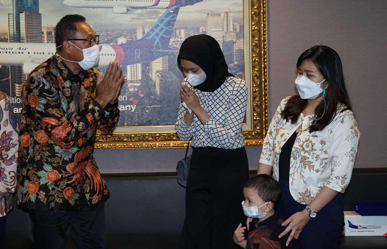 Askrindo Serahkan Santunan...