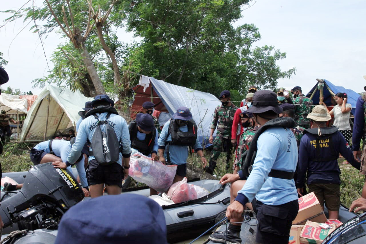 TNI AL Evakuasi Warga...