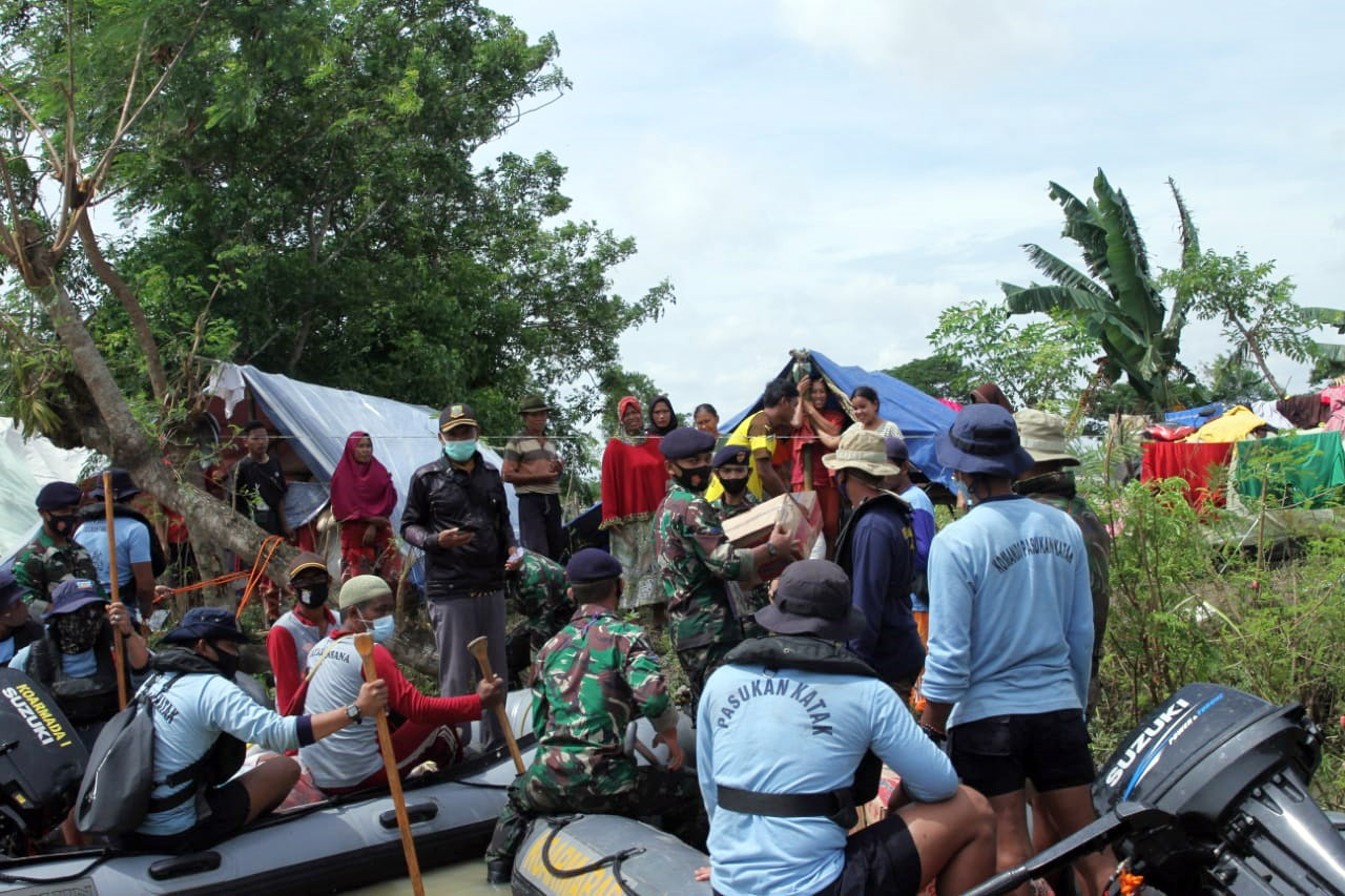 TNI AL Evakuasi Warga...