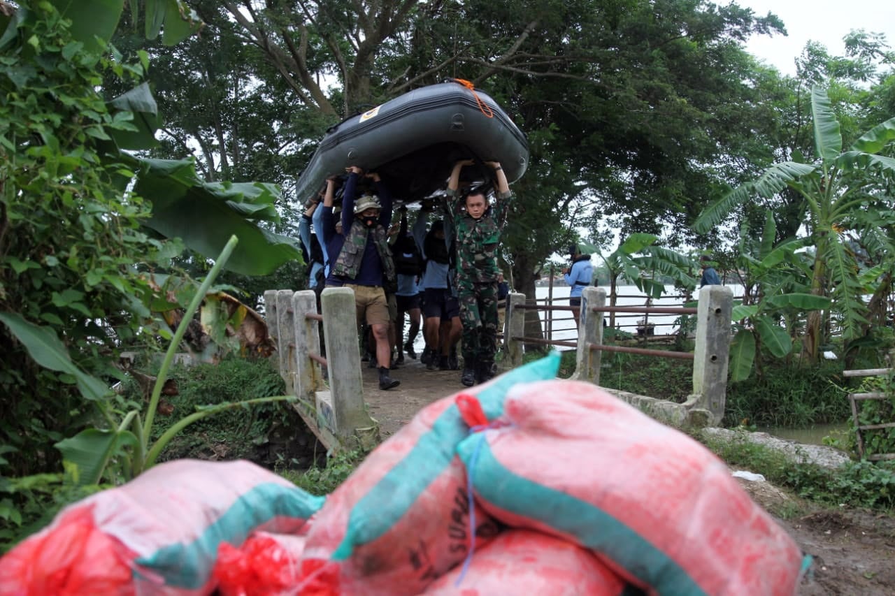 TNI AL Evakuasi Warga...