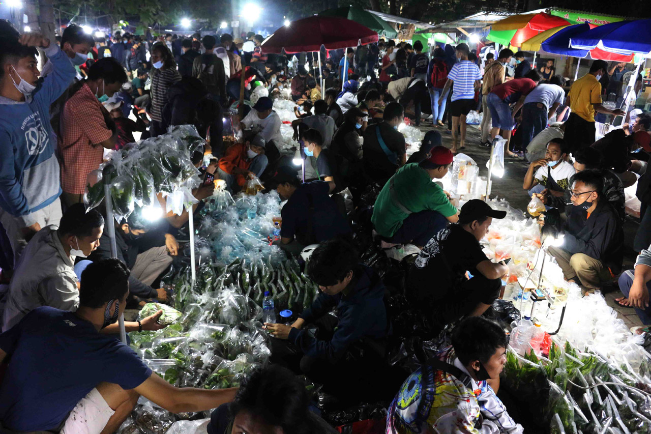Jalan-Jalan Tengah Malam,...