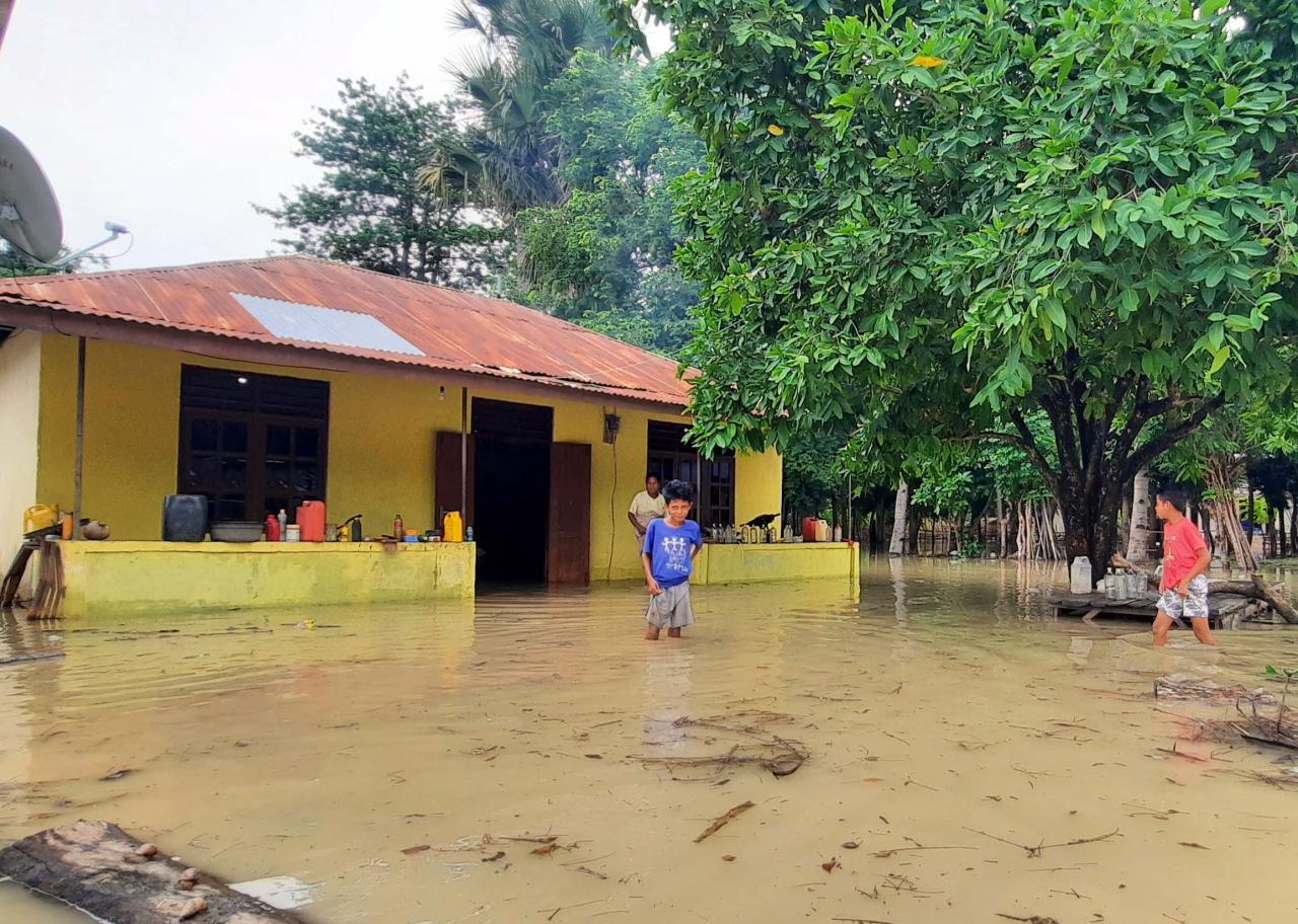 Banjir Bandang Rendam...
