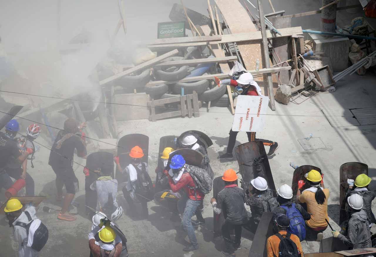 Polisi Myanmar Bentrok...