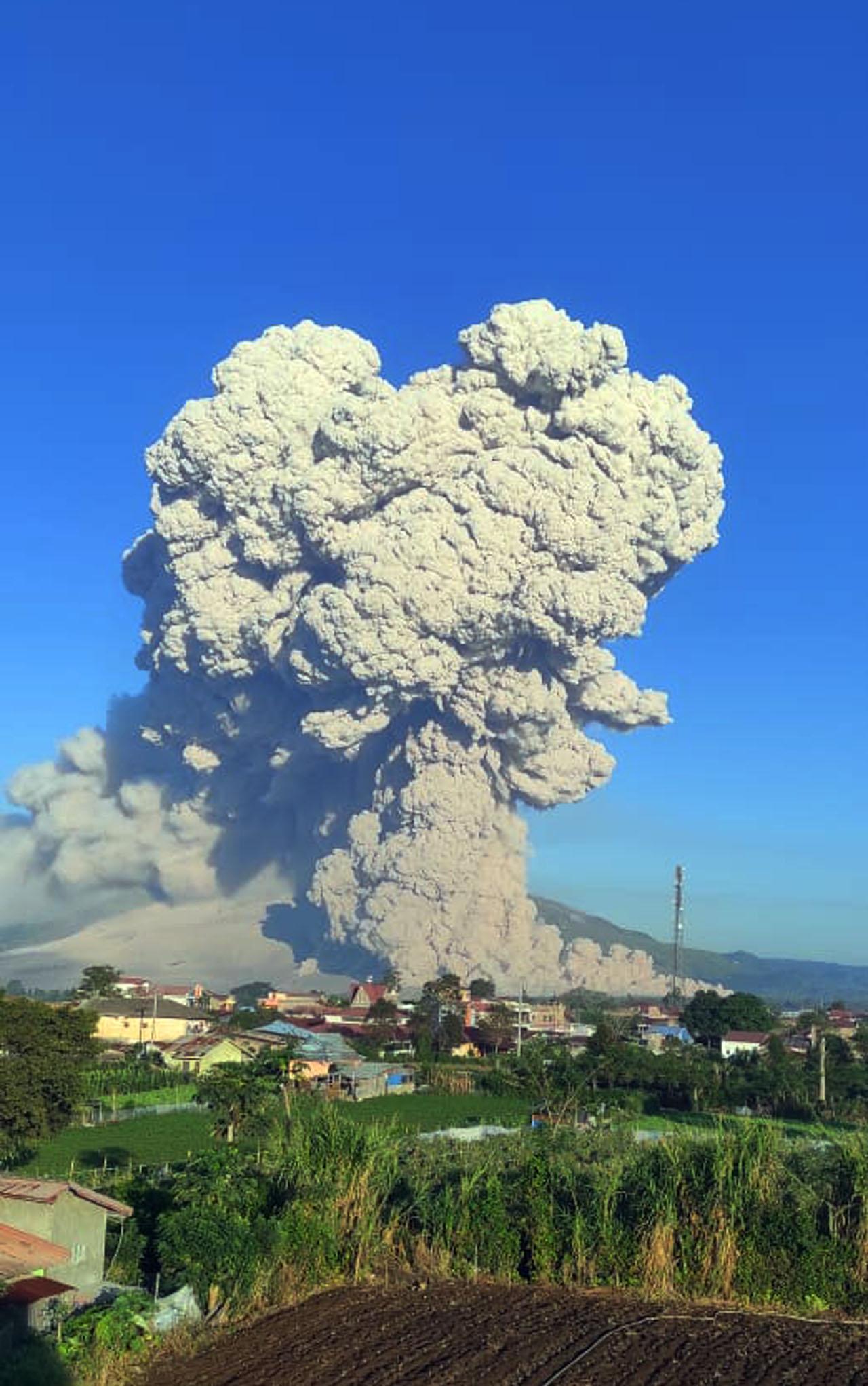 Kembali Erupsi, Gunung...