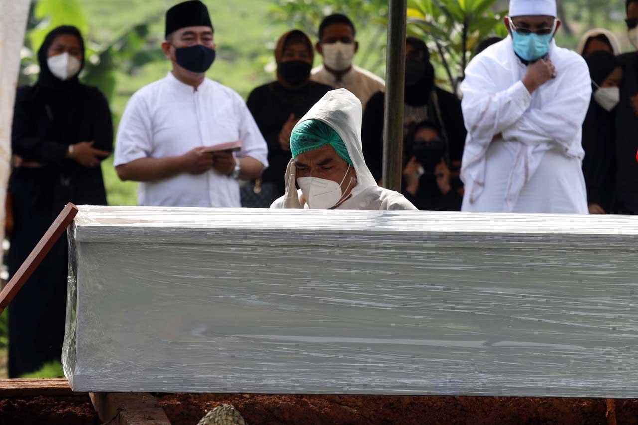 Kumandangkan Azan, Teddy...