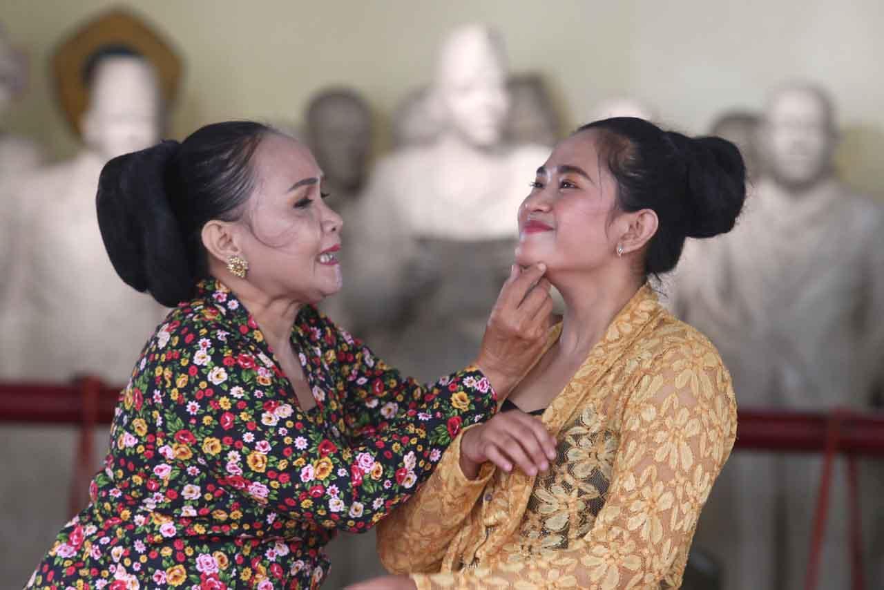 Merawat Tradisi, Seniman...